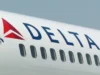 Стюардесса Delta случайно раскладывает аварийный трап в аэропорту